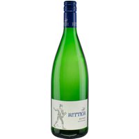 Frische und Fruchtigkeit definieren den Ritter Rivaner QbA 2023 vom Weingut Ritter. In der Nase entfalten sich intensive Aromen von grünem Apfel und Zitrone. Am Gaumen präsentiert sich dieser feinherbe Weißwein mit Nuancen von knackigem Apfel und typischen Muskataromen. Das harmonische Süße-Säure-Spiel macht ihn perfekt ausgewogen. Die Müller-Thurgau-Traube