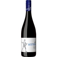 Der Ritter Regent QbA vom Weingut Ritter in der Anbauregion Nahe besticht durch seine fruchtig-süßliche Note. Die Aromen von Kirschen und Waldbeeren verführen die Nase und bereiten den Gaumen auf ein samtig weiches Geschmackserlebnis vor. Dieser Rotwein aus dem Jahrgang 2021 zeichnet sich durch eine feine Restsüße aus