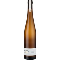 Das Weingut Karl Haidle ist in Stetten beheimatet - dem Riesling-Hotspot von Württemberg. Der im großen Holzfass ausgebaute Riesling Ortswein des renommierten VDP-Weinguts zeigt sich nach langem Hefelager knochentrocken