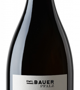 Rotweincuvée aus der südlichen Pfalz. Traditionelle Kellertechniken treffen auf ungewöhnliche Rebsorten. Typisch für das Weingut Emil Bauer!