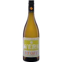 Der Pfannenbecker Werkstoff 2024 präsentiert sich in einem hellgelben Ton und entfaltet ein facettenreiches Bouquet mit Aromen von Grapefruit