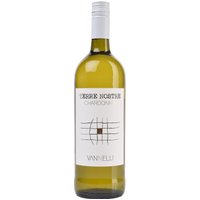 Ein aufregender Duft nach Zitrusfrüchten und tropischen Früchten betört die Sinne beim Öffnen dieser Flasche. Der 2023er Vini Vannelli Terre Nostre Chardonnay strahlt mit Klarheit und zeigt im Glas eine herrlich frische Seite. In der Region Latium