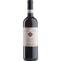 Der Langhe Nebbiolo von Mauro Molino aus dem Jahr 2022 ist eine echte Alternative zu den oftmals kostspieligeren Baroli. Die klassischen Aromen von reifen Himbeeren und saftigen Sauerkirschen prägen diesen Wein. Die Tannine sind mittelschwer