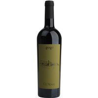 Die Cuvée Ca'Nova der Azienda Agricola Gorgo aus dem Jahr 2023 verbindet die traditionelle Rebsorte Corvina mit dem international geschätzten Merlot. In der Nase offenbaren sich Aromen von roten Früchten