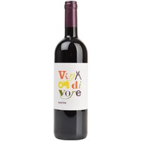 Der Ronco del Gelso Vin di Vore Merlot 2022 aus Venetien zeigt sich mit jugendlichem Charme im Glas. Dieser trockene Rotwein überzeugt durch eine saftige Kirschfrucht und dezente