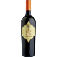 Sizilien bietet eine spannende Kulisse für den "Fina Kikè Traminer Aromatico Sauvignon Blanc". Die Kombination aus Gewürztraminer und Sauvignon Blanc bringt ein fruchtiges Erlebnis ins Glas. Tropische Früchte und Zitrusnoten wie Orangenblüte prägen das Aromaprofil. Der Wein zeigt eine frische und aromatische Struktur mit leichter Fruchtsüße
