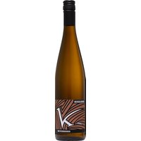 Der Kesselring Weißer Burgunder überzeugt mit einem klassischen Auftritt: Im Bouquet tummeln sich neben grünem Apfel und heller Frucht auch dezente Noten von Ingwer und würzigen Wildkräutern. Am Gaumen wird das Aromaspiel in zarten Samt gehüllt und von erfrischender Säure begleitet