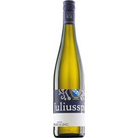 Die besten klimatischen Bedingungen findet die weiße Rebsorte Riesling bekanntlich in Mitteleuropa. Die steilen Hänge über den Ufern des Mains in Franken sind ein klassisches Anbaugebiet. Farbe und Duft dieses Gutsweins lassen sofort an saftige Mirabellen und Pfirsiche denken. Am Gaumen kommen harmonisch ausbalancierte Zitrusnoten hinzu. Dieser Wein sollte jung und innerhalb von zwei Jahren nach der Ernte genossen werden.