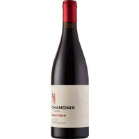 Der Chamonix Pinot Noir Reserve 2022 präsentiert sich mit einem Bouquet aus Sauerkirschen