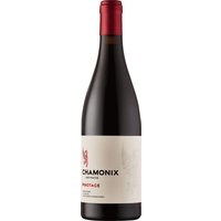 Der Chamonix Greywacke Pinotage 2021 zeigt sich in einem tiefen Granatrot mit violetten Reflexen. Im Bouquet verbinden sich Aromen von wilden Beeren