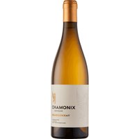 Der Chardonnay zeigt sich im Glas in hellem Strohgelb mit grünen Reflexen und entfaltet intensive Aromen von reifen Äpfeln