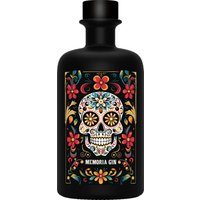 Der Memoria Gin lässt sich vom mexikanischen Feiertag Día de los Muertos inspirieren und fängt dessen farbenfrohe Lebensfreude in jeder Flasche ein. Mit exotischem Charakter und den besonderen Noten von Kaktusfeige und Coca-Blättern eröffnet er eine geschmackliche Reise in die bunte Welt mexikanischer Traditionen.