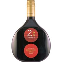Der 2022er Baldauf Muschelkalk Spätburgunder präsentiert sich in sattem Rubinrot und entfaltet rauchige Düfte sowie Aromen reifer Kirschen. Dieser kräftige und samtige Rotwein aus Franken überzeugt durch eine säurebetonte Struktur und seidenweiche Tannine. Auf Muschelkalk gewachsen und im Eichenfass gereift