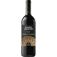 Ein intensives Geschmackserlebnis bietet der Passo Adagio Montepulciano d'Abruzzo DOC 2022 aus den Abruzzen. Dieser Wein vereint lebhafte Fruchtaromen von Ribisel