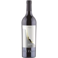 Die 12-monatige Reife im Eichenfass verleiht diesem sortentypischen Aglianico elegante Aromen von Maul- und Brombeeren