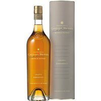 Bernsteinfarben mit goldenen Reflexen präsentiert sich dieser intensive und kräftige Grappa. Die Nase verwöhnt er mit Noten von Früchten und Gewürzen