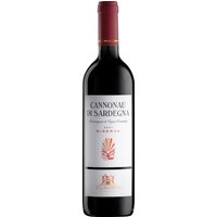 Ein tiefes Rubinrot mit granatroten Reflexen prägt den Cannonau di Sardegna DOC Riserva 2021 von Sella & Mosca. Die Aromenpalette zeigt frische Grasnoten
