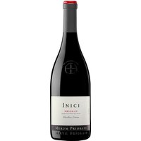 Der Merum Priorati Inici 2021 präsentiert sich in einem strahlenden Kirschrot. Die komplexe Nase begeistert mit roten Früchten und einer sanften Anisnote. Am Gaumen zeigt sich der Rotwein frisch und fruchtig