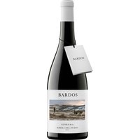 Im Bardos Suprema aus der Bodega de Bardos in Ribera del Duero vereinen sich die Vorzüge der Tempranillo-Traube in ihrer intensivsten Form. Die violett-schwarze Farbe deutet bereits auf die konzentrierten Aromen dieses 2018er Rotweins hin. Im Bukett offenbaren sich reife dunkle Früchte