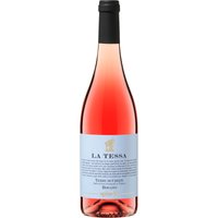 In der Region der Abruzzen entsteht der „Cantine Spinelli La Tessa Rosato Terre di Chieti IGT“ – ein Roséwein von Cantine Spinelli SRL. Der Jahrgang 2024 zeigt sich in einem leuchtenden Kirschrot mit violetten Reflexen. Das intensive Fruchtaroma besticht durch Noten von Erdbeeren