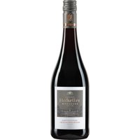 Sanfte Eleganz prägt den Frühburgunder aus Franken. Aromen von reifen Kirschen und dunklen Waldbeeren verbinden sich harmonisch mit einer feingliedrigen Textur. Die natürliche Mutation des Spätburgunders verleiht dem Wein einen samtigen und ausgewogenen Charakter. Der Staatliche Hofkeller Würzburg betont durch den Ausbau dezente Fruchtnoten sowie eine klare Struktur. Dieser trockene Rotwein passt besonders gut zu Wildgerichten oder mildem Käse und zeigt dort sein vielfältiges Geschmacksbild. Der Frühburgunder wird auf einer Anbaufläche von nur 250 Hektar in Deutschland kultiviert und besticht durch seine frühzeitige Reife. Das Weingut verfügt über eine hohe Anerkennung und die Qualität des Jahrgangs 2022 wurde mit 91+ Punkten von Falstaff bewertet. Die Traube bringt eine besondere Raffinesse in den Wein