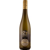 Frische florale Noten und eine saftige Frucht prägen das Profil dieses Bio-Bacchus aus Franken. Die Trauben für den Baldauf Hammelburg Bacchus 2023 wachsen in den Weinbergen von Baldauf Ramsthal auf Höhen bis zu 384 Metern. Feine Anklänge von Papaya und Grapefruit verbinden sich mit der charakteristischen Aromatik der Sorte und verleihen dem trockenen Weißwein eine lebhafte Struktur. Er passt gut zu würzigen Gemüsegerichten