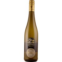 Aus den Höhenlagen Frankens stammt ein Riesling mit markanter Stilistik: Der Baldauf Ramsthal Riesling Bio vereint rauchige und nussige Akzente mit feinen mineralischen Strukturen. Zarte Noten von frischem Pfirsich schaffen ein vielseitiges Aromenspiel. Die lebhafte Säure führt zu einem süßlich-herben Abgang