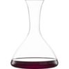 Der Zwiesel Dekanter aus hochwertigem Kristallglas unterstützt die Entfaltung der Aromen von Weinen auf wirkungsvolle Weise. Die innovative Drop Protect-Technologie verhindert unschöne Flecken beim Ausschenken und sorgt für Sauberkeit. Ein zusätzlicher Tritan-Schutz garantiert hohe Widerstandsfähigkeit sowie anhaltende Brillanz des Glases. Die elegante Form zeichnet sich durch klare Linien aus und vereint Funktionalität mit Ästhetik. Er eignet sich besonders