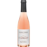 Im Bernard Reverdy et Fils Sancerre Rosé 2023 spiegelt sich die bemerkenswerte Harmonie zwischen feinnerviger Säure und saftigen Fruchtaromen wider. Dieser Roséwein wird aus 100 % Pinot Noir hergestellt und besticht durch Aromen von Johannisbeeren und Steinobst. Seine frische und lebendige Note wird durch die Vergärung im Edelstahltank bewahrt