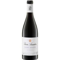 Der Pierre Amadieu Les Capelets Jahrgang 2021 beeindruckt mit einer faszinierenden Aromavielfalt: Schwarze Johannisbeere und Himbeere verschmelzen harmonisch mit feinen Leder- und Lakritznoten. Am Gaumen offenbart der Wein mineralische Anklänge und einen Hauch von Kakao