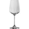 Die Kunst der Glasfertigung in Spiegelau reicht bis ins Jahr 1521 zurück und besticht durch Tradition und Innovation. Das Spiegelau Weißweinglas aus der LifeStyle-Serie ist Teil eines eleganten 4er Sets