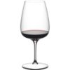 Das Riedel Rotweinglas aus dem Grape Cabernet/Merlot-Set unterstreicht die feinen Nuancen von Rotweinen. Mit seiner anspruchsvollen Formgebung fördert es die Entfaltung komplexer Aromen und betont die charakteristische Struktur der Weine. Das Set