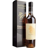 Ein wahres Juwel unter den Sherrys: Der Fernando De Castilla Sherry Palo Cortado Antique aus dem Hause Bodegas Rey Fernando de Castilla beeindruckt mit seinem einzigartigen Charakter. Dieser V.O.R.S. Wein wird aus Trauben älterer Reben im anerkannten Pago Balbaina-Weinberg vinifiziert und reift durchschnittlich über 30 Jahre. Die komplexen Aromen von gerösteten und butterigen Noten
