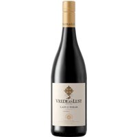 Der Vrede en Lust Lady J Syrah 2020 präsentiert sich mit intensiven Aromen von schwarzen Beeren