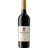 Dichte Aromen schwarzer Kirschen und Brombeeren verschmelzen mit einem Hauch von Cassis und feinen Anklängen dunkler Schokolade. Der Vrede en Lust Malbec zeigt sich mit weicher Textur und voluminösem Auftreten am Gaumen. Seine fruchtige Würze und das samtige Mundgefühl spiegeln die charakteristischen Merkmale der Region Paarl im Western Cape wider. Besonders passend zu dunklem Fleisch oder Pasta unterstreicht dieser Rotwein den unverfälschten Genuss südafrikanischer Weine.