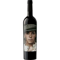 Dieser junge Rotwein aus der spanischen Region Toro DOP zeigt sich in intensivem Tiefviolett. Das Bouquet wird von schwarzen Beeren und einem mineralischen Akzent geprägt. Am Gaumen entfalten sich Aromen von Himbeeren