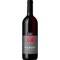 Der Mauritius von der Kellerei Bozen ist eine stattliche Cuvée aus Lagrein und Merlot. Hier trifft Südtiroler Würze auf französische Frucht. Nach einem Jahr Reife im großen Holz und im Barrique zeigt sich dieser Rotwein in einem leuchtenden Dunkelrot und verströmt opulente Aromen reifer Beeren sowie Noten von Kakao und Gewürzen. Vollmundig