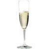 Das Riedel Champagnerglas aus der Vinum-Serie präsentiert sich als ideales Accessoire für den anspruchsvollen Genießer. Die klassische Flötenform ist nicht nur ästhetisch ansprechend