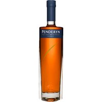Der Penderyn Gold Range Portwood Whiskey präsentiert sich mit einem unverkennbaren Aroma getrockneter Früchte