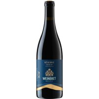 Der Weinbiet Philipp Bassler Merlot GG 2022 aus der Pfalz beeindruckt mit intensiver Struktur und unverwechselbarem Charakter. Saftige Aromen von dunklen Waldbeeren vereinen sich harmonisch mit feiner Würze und eleganten Holznuancen. Die samtige Textur und die Noten von Zartbitterschokolade und Kräutern verleihen dem Wein eine bemerkenswerte Tiefe. Vollmundig und mit weicher Tanninstruktur ausgestattet