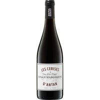 Kräftig leuchtet das Glas in einem intensiven Granatrot mit rubinfarbenen Reflexen. Domaine Dubost Les Cerises entfaltet in der Nase feine Noten von roten Kirschen