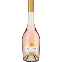Der Studio by Miraval Rosé ist die Fortsetzung der erfolgreichen Partnerschaft von Schauspieler Brad Pitt und Star-Winemaker Marc Perrin. Seine Aromen von Erdbeere und Roter Johannisbeere sind ganz typisch für einen provenzalischen Rosé und erzählen von Sonne