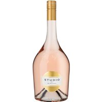 Der Studio by Miraval Rosé ist die Fortsetzung der erfolgreichen Partnerschaft von Schauspieler Brad Pitt und Star-Winemaker Marc Perrin. Seine Aromen von Erdbeere und Roter Johannisbeere sind ganz typisch für einen provenzalischen Rosé und erzählen von Sonne