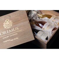 In prachtvoller Sammlerbox vereinen sich drei exzellente Jahrgänge des Tokaji Aszù 5 Puttonyos von Tokaji Oremus: 1972