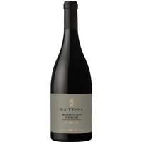 Der Cantine Spinelli La Tessa Montepulciano d'Abruzzo aus dem Jahr 2021 zeigt sich in einem faszinierenden Rubinrot mit brillanten violetten Reflexen. Sein Bouquet entfaltet Aromen reifer roter Früchte