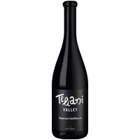 Kachetien ist die bedeutendste Weinbauregion Georgiens. Von hier stammt dieser trocken ausgebaute Rotwein aus der autochthonen Rebsorte Saperavi vom Weingut Teliani Valley. Ungefiltert kommt er nach dem Ausbau im Edelstahl in die Flasche und besitzt opulente Aromen dunkler Waldbeeren und Pflaume. Mundfüllend