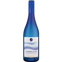 Mit dieser limitierten Edition feiert Winemaker Gérard Bertrand den 50. Jahrgang der klassischen Weißwein-Cuvée „La Grande Bleue“. In Azurblau präsentiert der „Wine King of the South of France“ die Verbindung von Chardonnay mit den typisch südfranzösischen Rebsorten Grenache