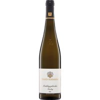 Das Frühlingsplätzchen ist Südwest bis Südost ausgerichtet. Der steilste Weinberg weist hier eine Steigung von 70% auf. Kein Wunder dass hier der Schnee am schnellsten taut und der Frühling besonders früh spürbar wird. Der Boden ist größtenteils von rotem Schiefer und Kiesel geprägt