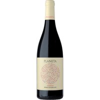 Der Frappato vom sizilianischen Top-Hersteller Planeta ist ein einzigartiger Rotwein aus der autochthonen und seltenen Frappato-Traube. Sie gedeiht auf den sandigen Böden des Weinbergs Mogli in der Nähe von Vittoria in Südostsizilien. Rubinrot mit violetten Reflexen im Glas