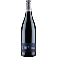Gipskeuper packt zu. Erdverbunden und expressiv.rnMineralintensiv gewachsen und schonend gekeltert. Das Holz stützt diernsupersaftige Brombeerfrucht mit ihrem Spiel von Schwarzkirsche und Cassis.rnKühle Kräuterwürze balanciert die angestammte Kraft. Seidig-satter Schmelzrntrifft auf steinherbes Mineral